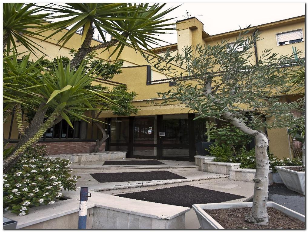 Hotel Veronese Cerignola Bagian luar foto
